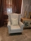930 * 900 * 1150mm أبيض أريكة كرسي معنقدة النسيج كرسي توالت الذراع